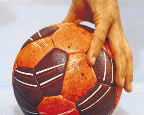 In allen Ligen wird wieder zum Handball gegriffen